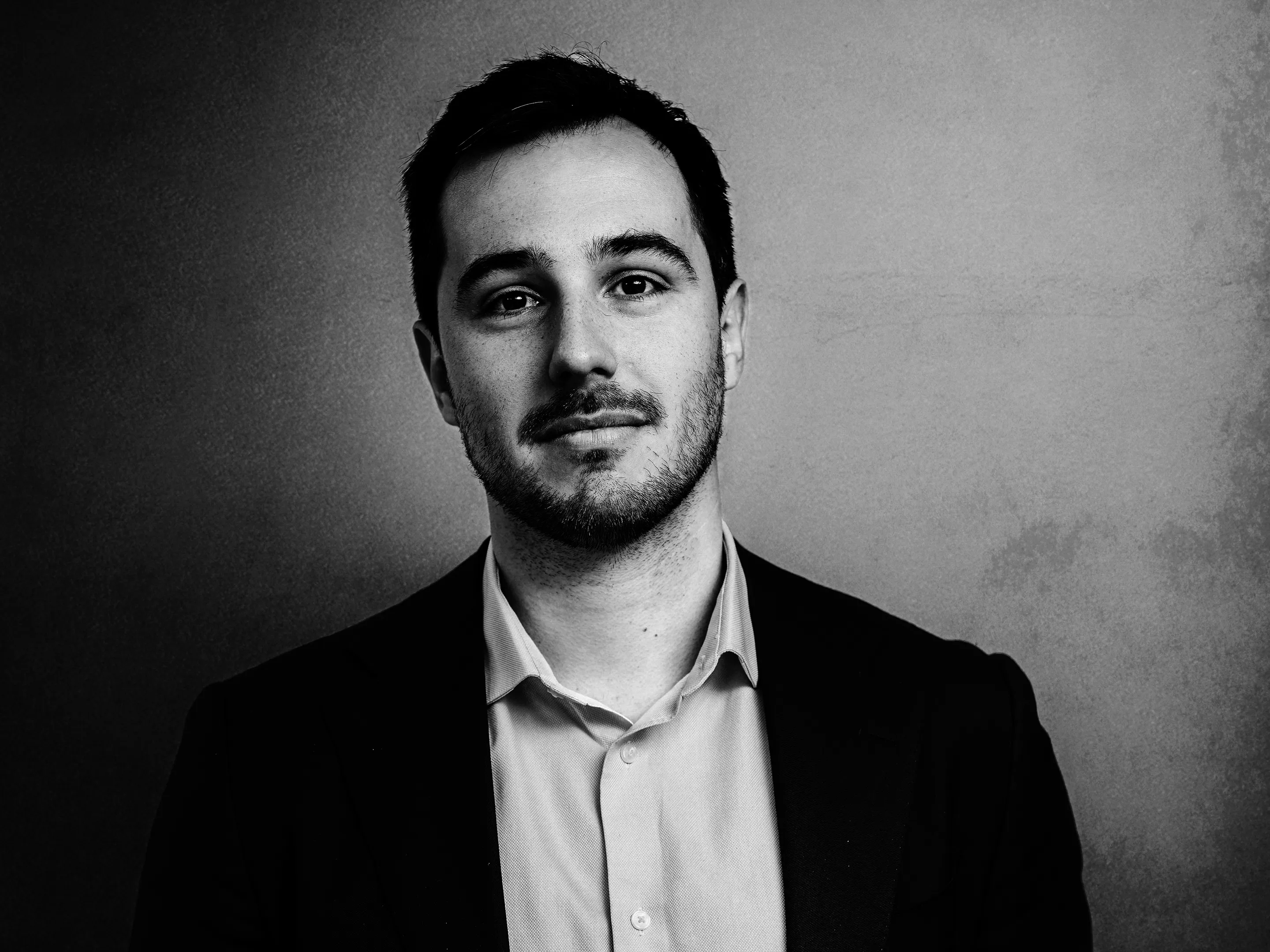 Portrait studio en noir et blanc