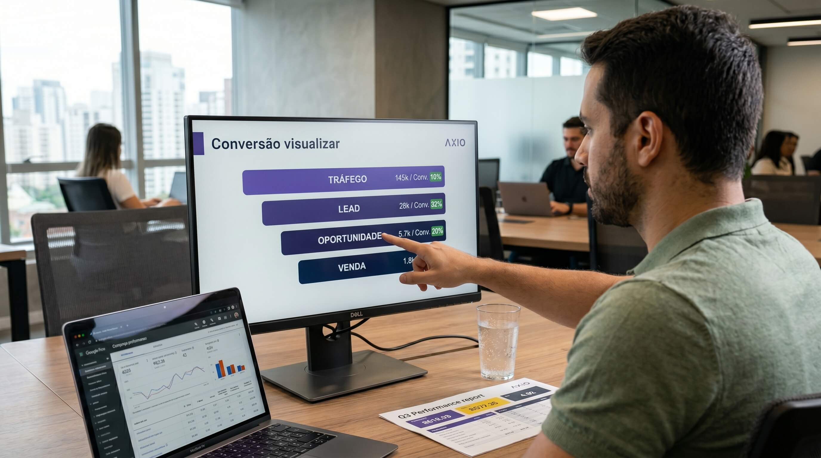  Especialista da AXIO analisando funil de conversão com etapas tráfego, lead, oportunidade e venda para definir investimento em tráfego pago em Uberlândia