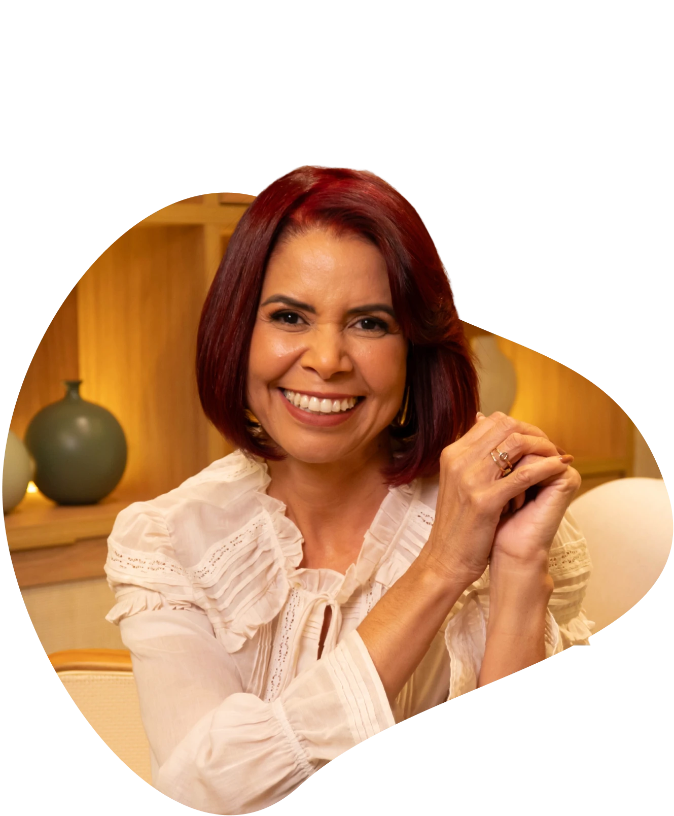 Simone Medeiros, fundadora da ArvoreSer, sorrindo com as mãos entrelaçadas