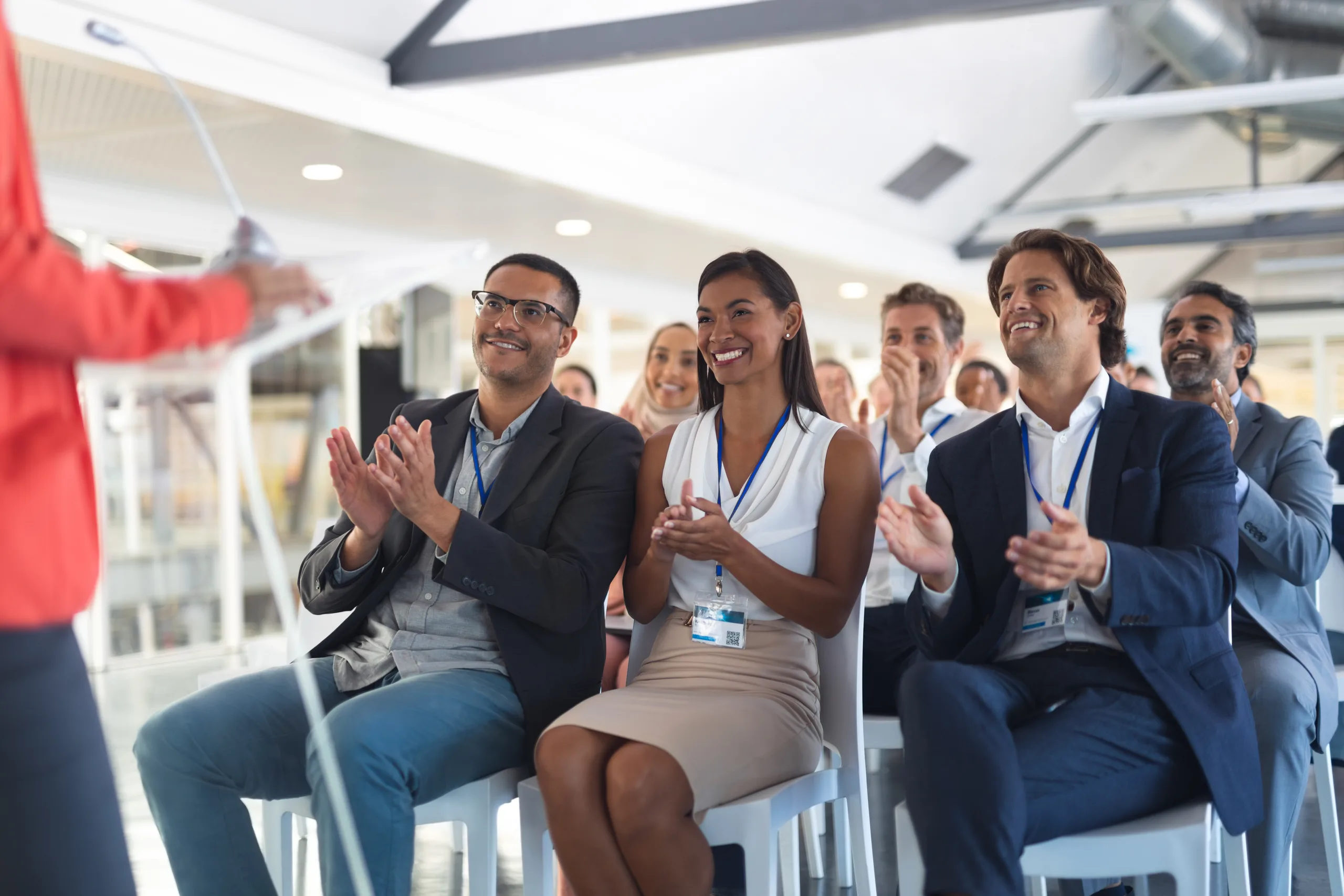 grupo de pessoas participando de sessão ou evento