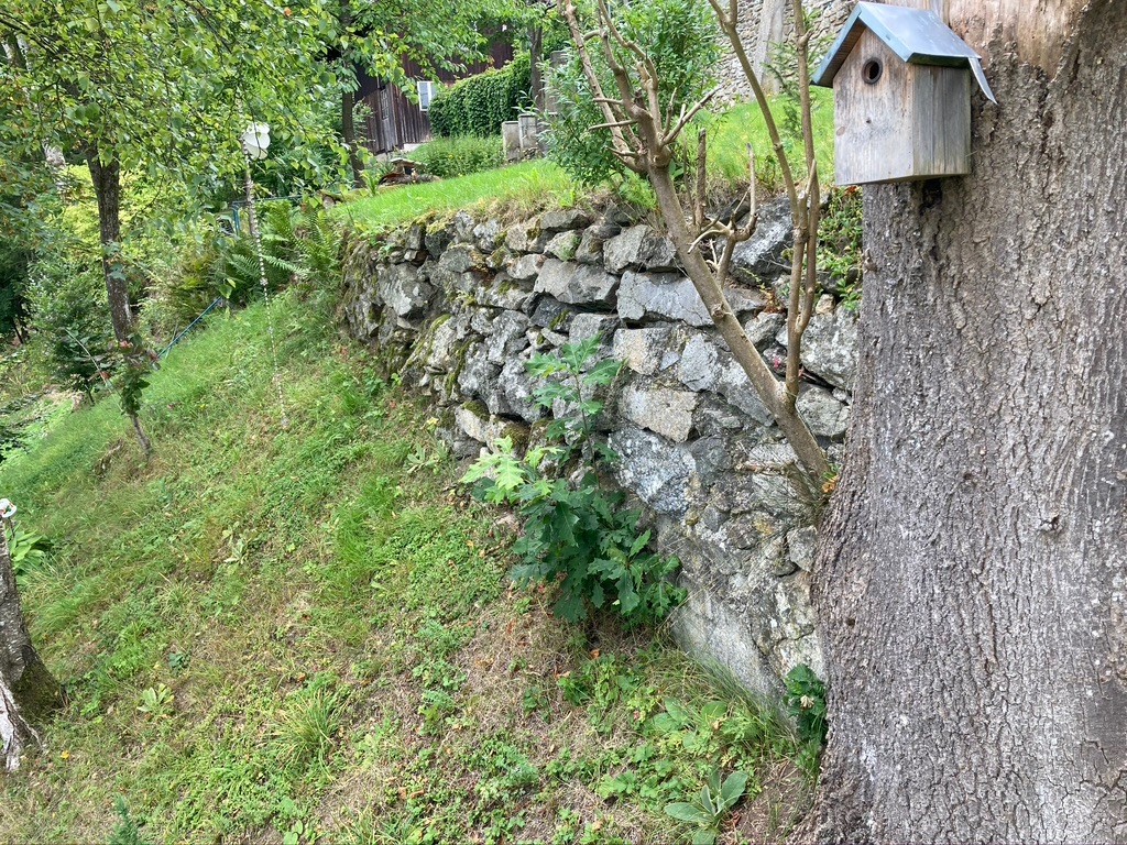 Stützmauer aus Granit