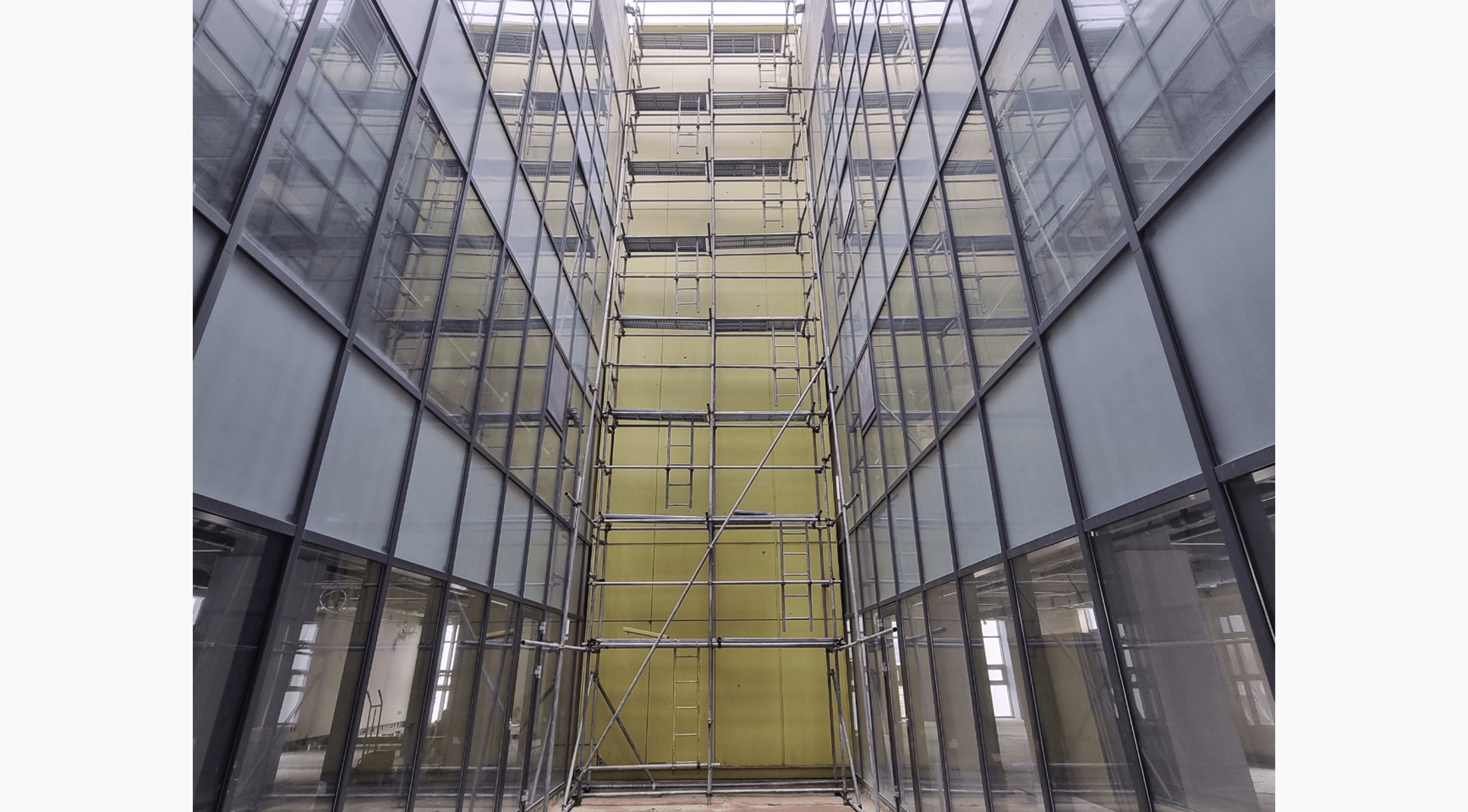 대학내일 사옥 중앙부 벽체 타일 조성 장면