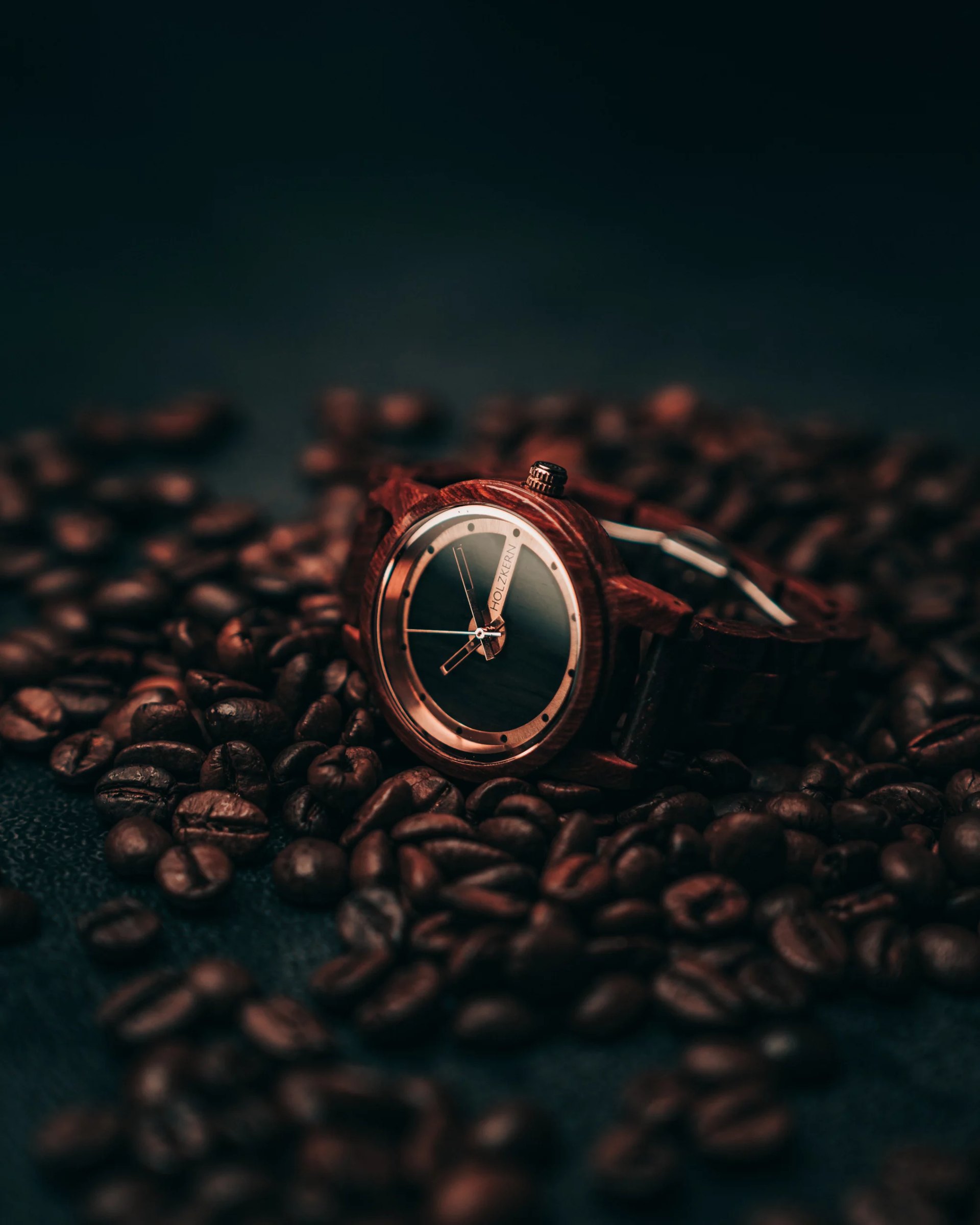 Armbanduhr auf gerösteten Kaffeebohnen
