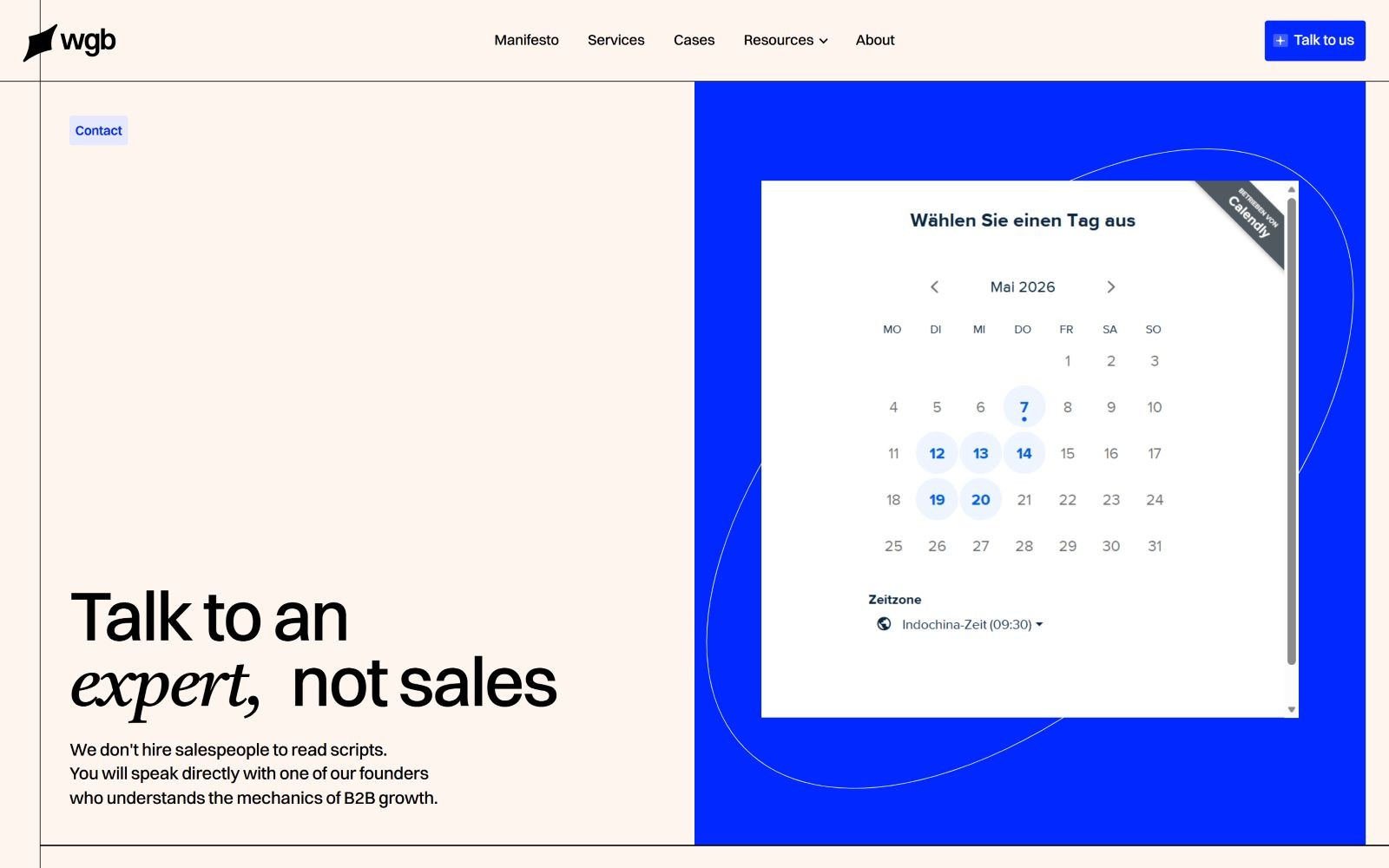 Split screen with text "Talk to an expert, not sales" on beige; calendar for May 2026 on blue, "Wählen Sie einen Tag aus" above.