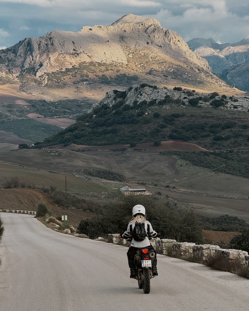 Закат на море с такими же как ты. Наслаждайся и гоняй по песку и морскому берегу.