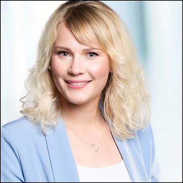 ein portrait von einer blonden frau