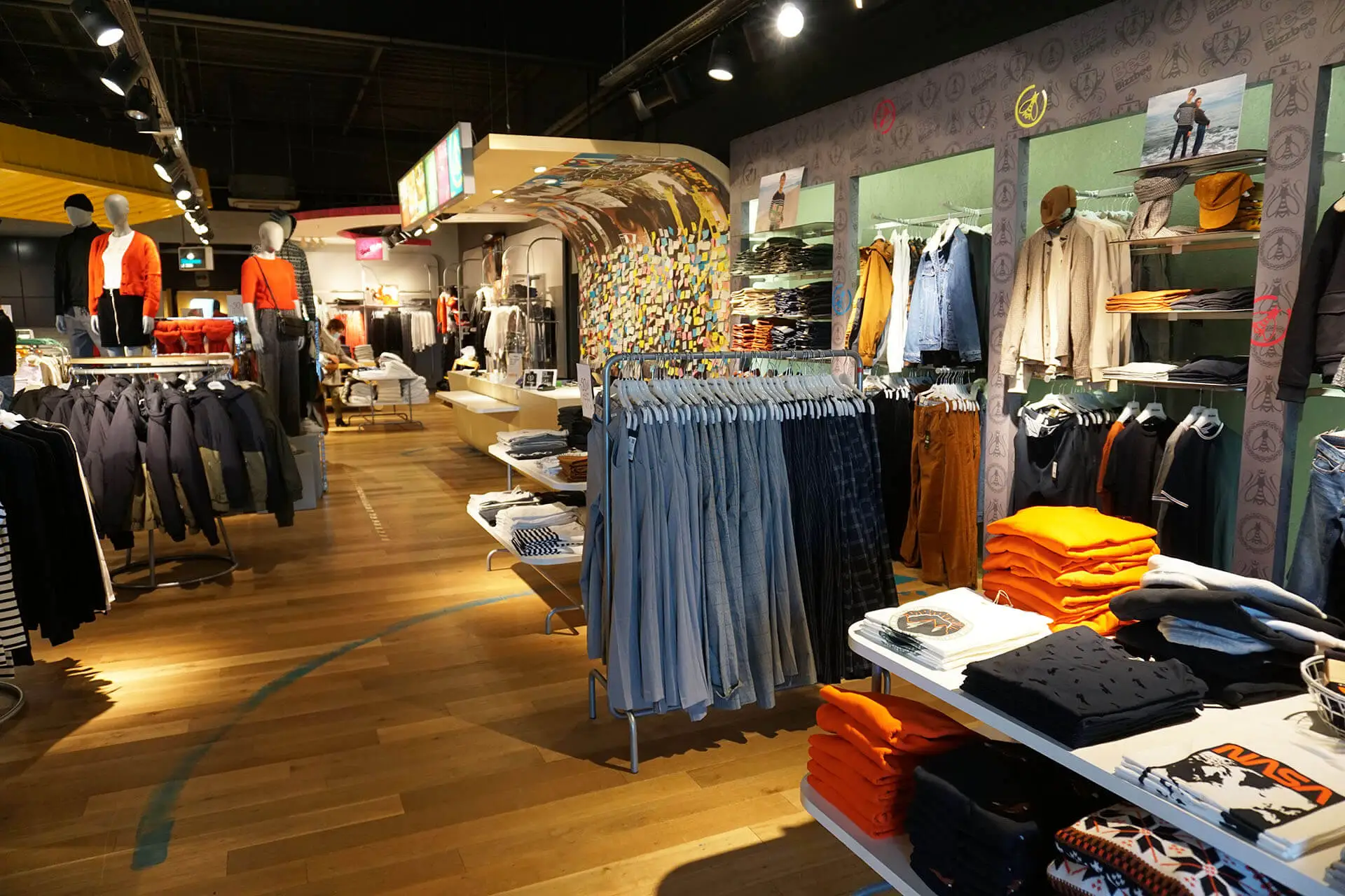 Intérieur du magasin avec présentoir rempli de vêtement