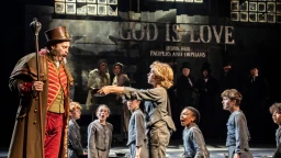 Deze nieuwe productie van de geliefde klassieker Oliver! voelt zich inmiddels helemaal thuis in het Gielgud Theatre in Londen.