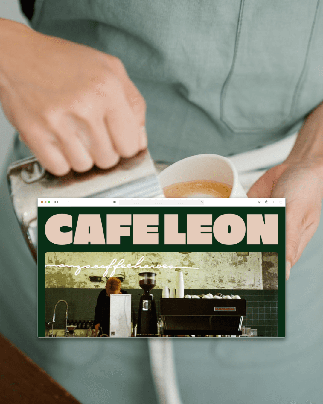 Une maquette de la page d'acceuil du site Café Léon sur fond d'image dans laquelle une serveur dresse un café.