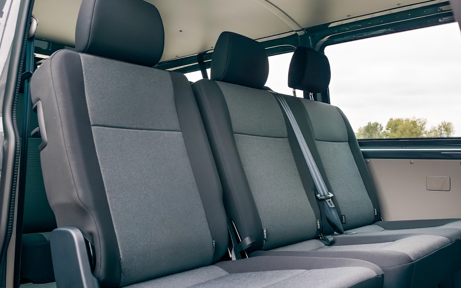 קבוצת תיירים שנהנית מהמרדף אחר אורות זוהר הקוטב למשך 3 עד 4 שעות במיניוואן VIP בטרומסו, נורבגיה