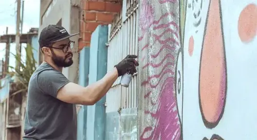 Bruno Justo Pego doing graffiti at a graffiti event in São Paulo.