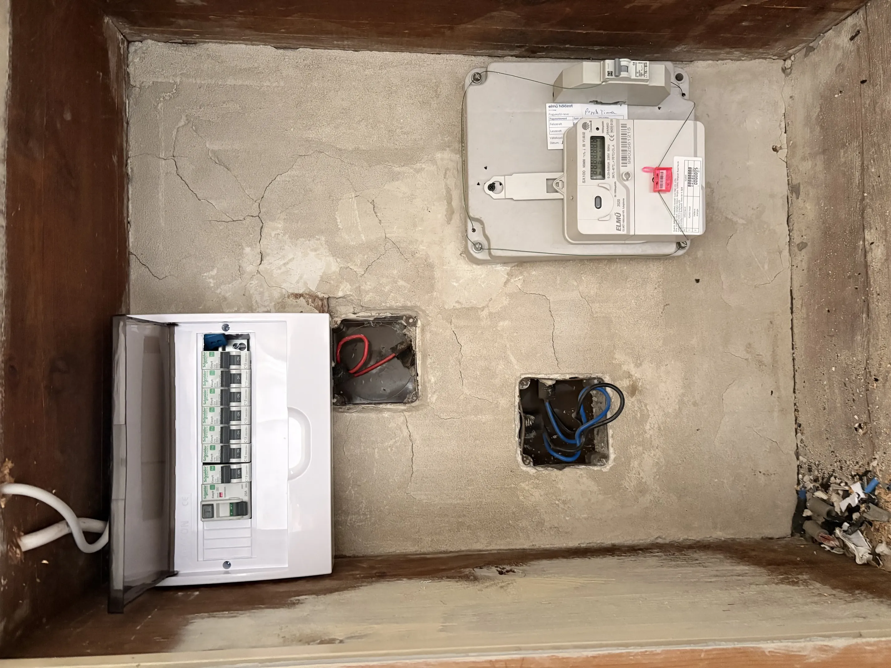 Uj, rendezett elosztoszekreny fedellel lezarva, modern kismegszakitokkal a csere utan