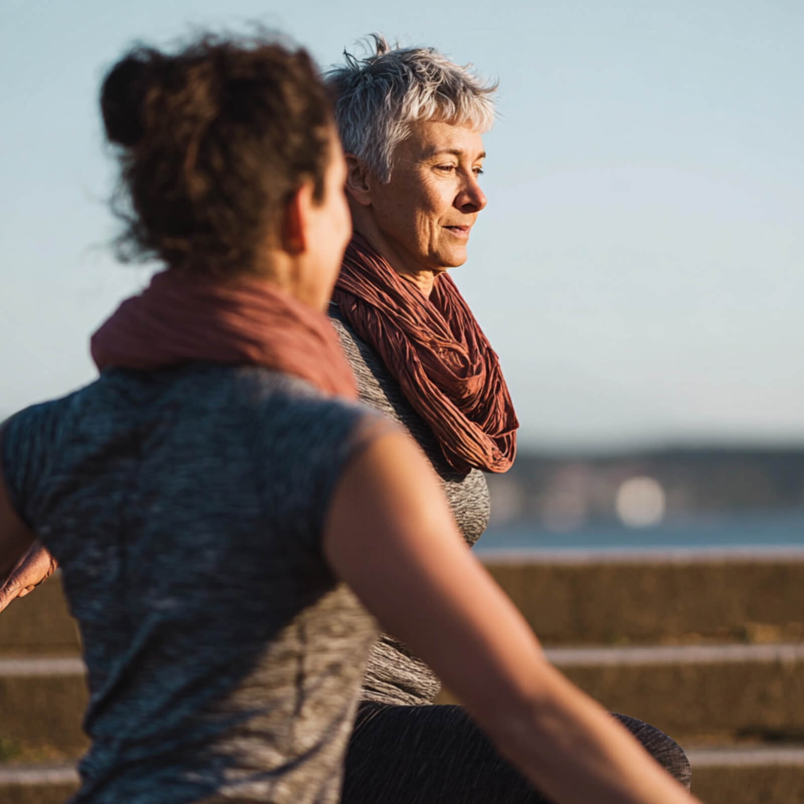 Zwei Frauen machen Gymnastik in der Abendsonne