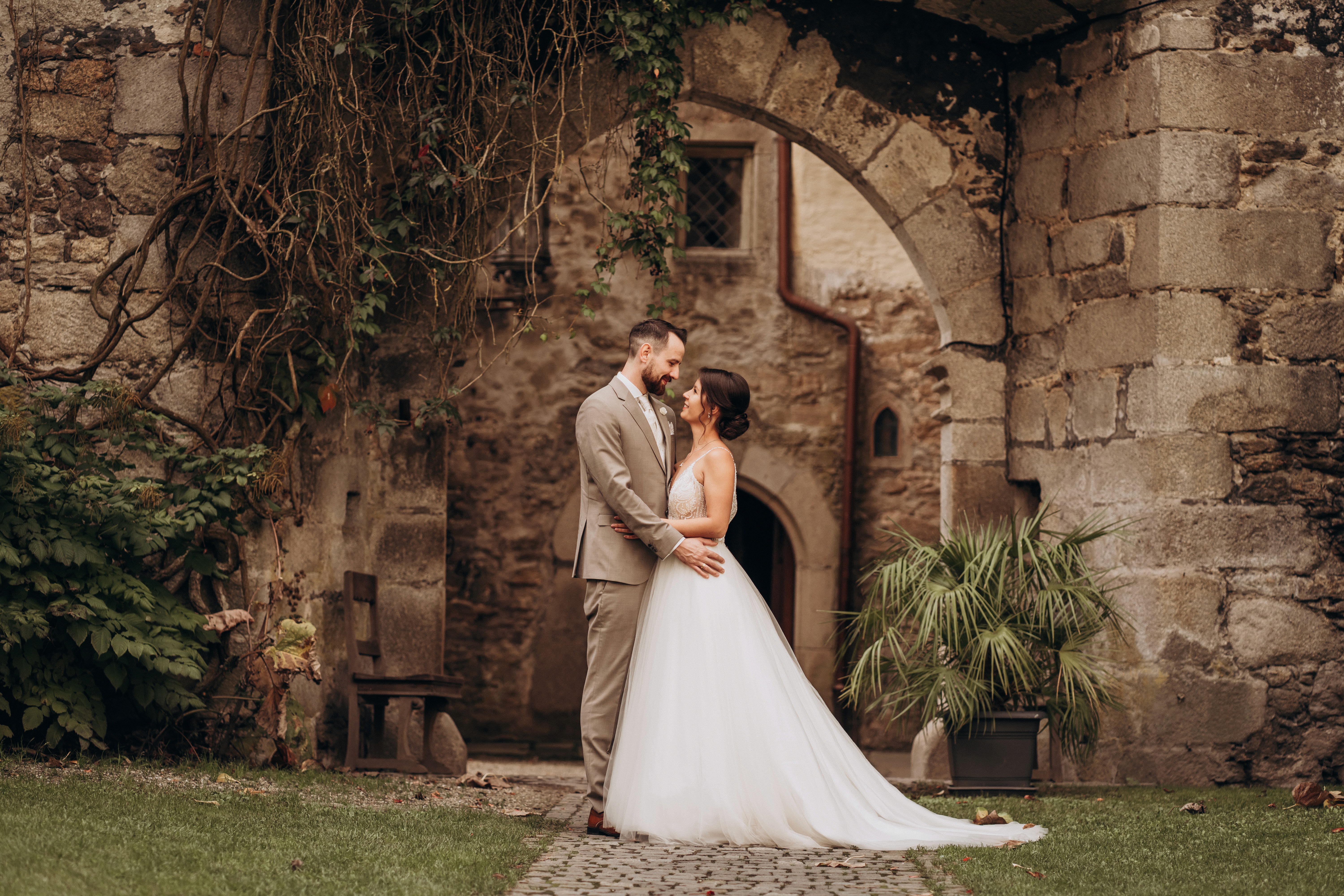 Hochzeitsfotografie Outdoor in Bogen, Niederbayern – Brautpaar vor historischer Kulisse.