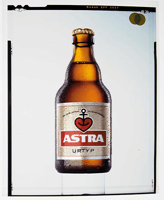 Bierflasche mit neuem Astra Etikettendesign mit Herzanker-Logo – modernes Marken-Redesign gestaltet von Design for Human Nature in und für Hamburg.