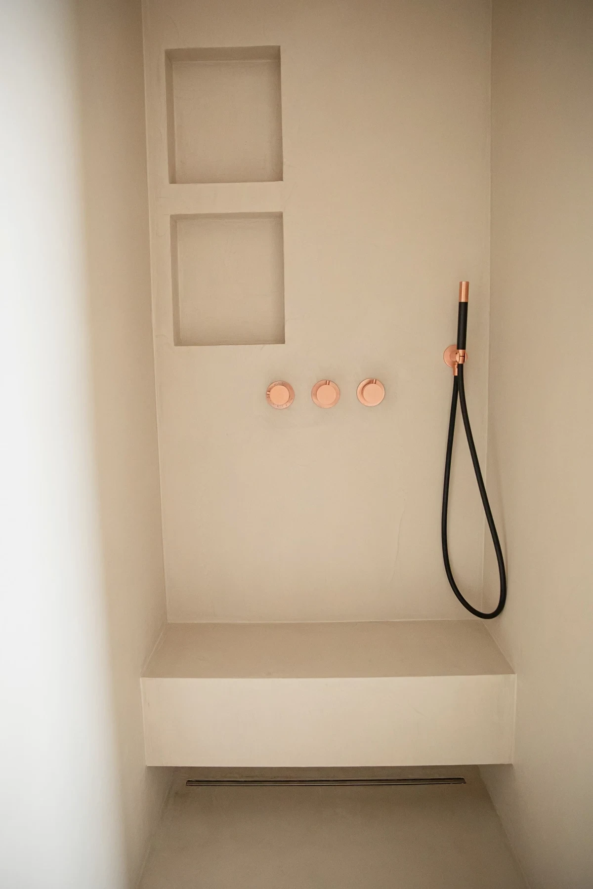 Naadloze douche met ingebouwde nissen