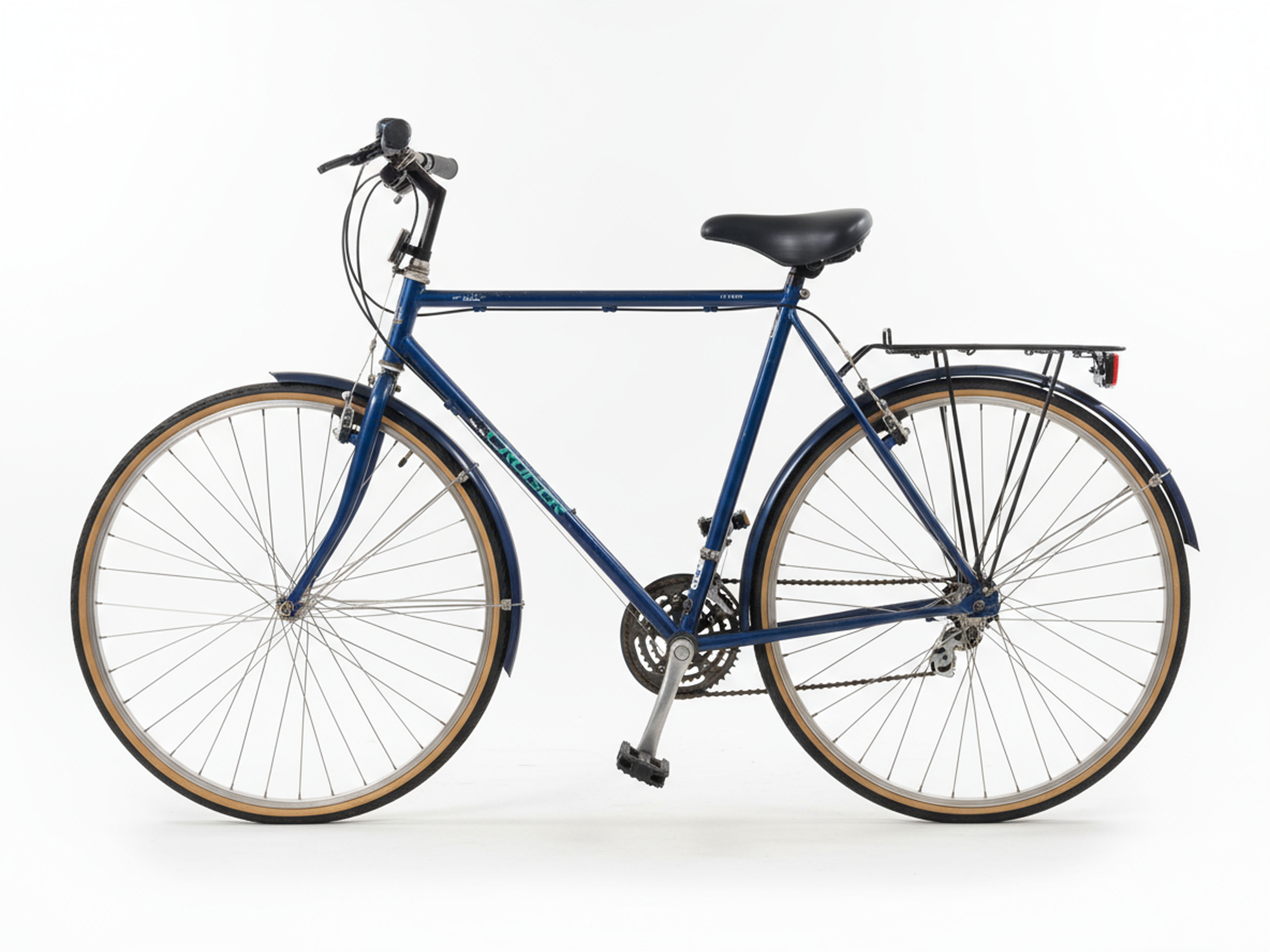 Blå herrcykel i klassisk stil – noggrant kontrollerad begagnad cykel med full cykel service från cykelverkstad i Uppsala.