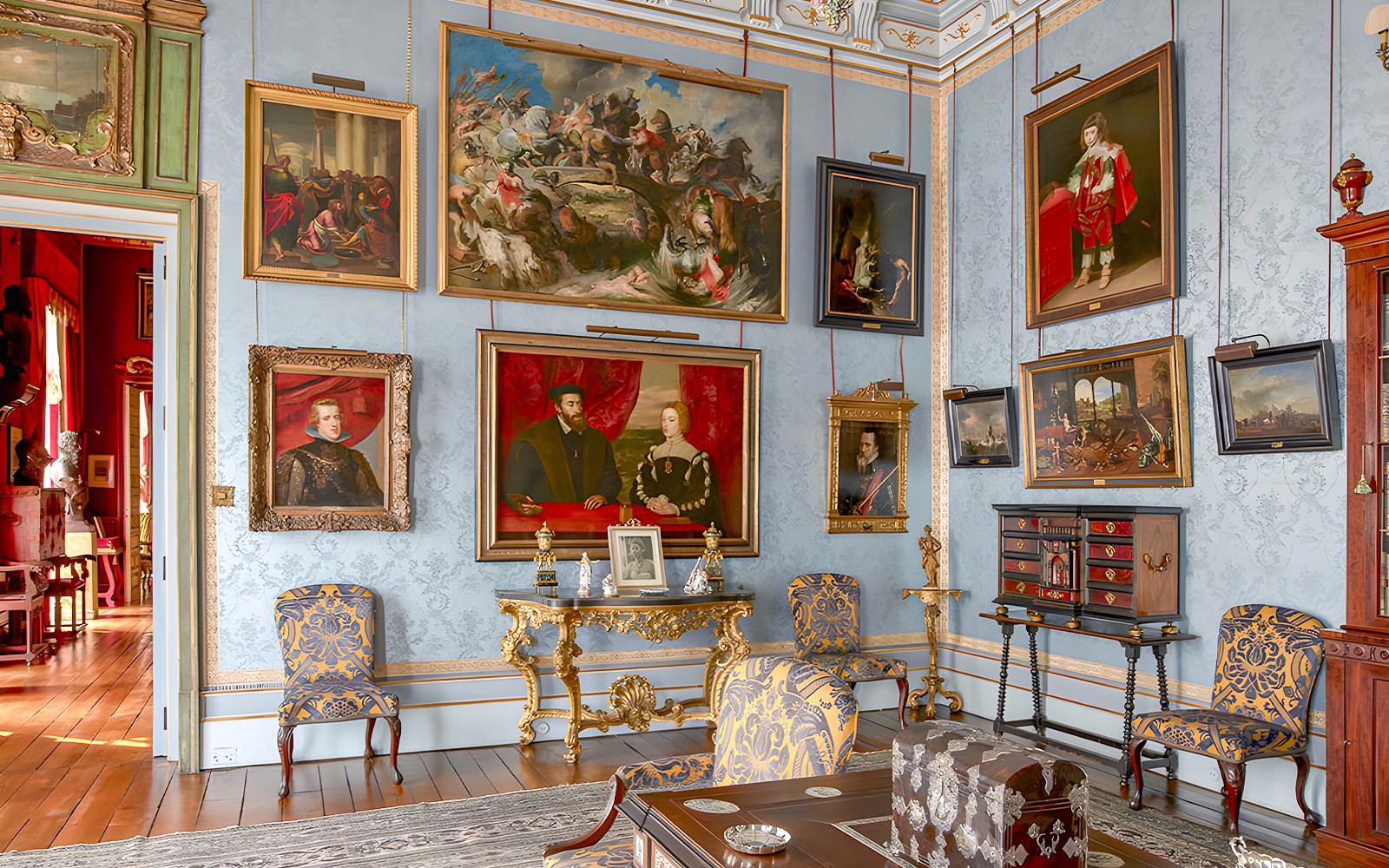 Sala repleta de arte en el Palacio de Liria con muebles ornamentados y pinturas históricas.