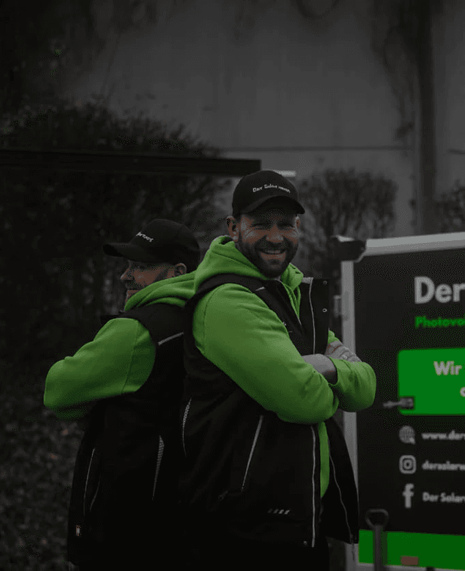 Reinigungsteam von DER SOLARWART mit eigener Ausrüstung und Service-Trailer für professionelle Photovoltaik-Reinigung.