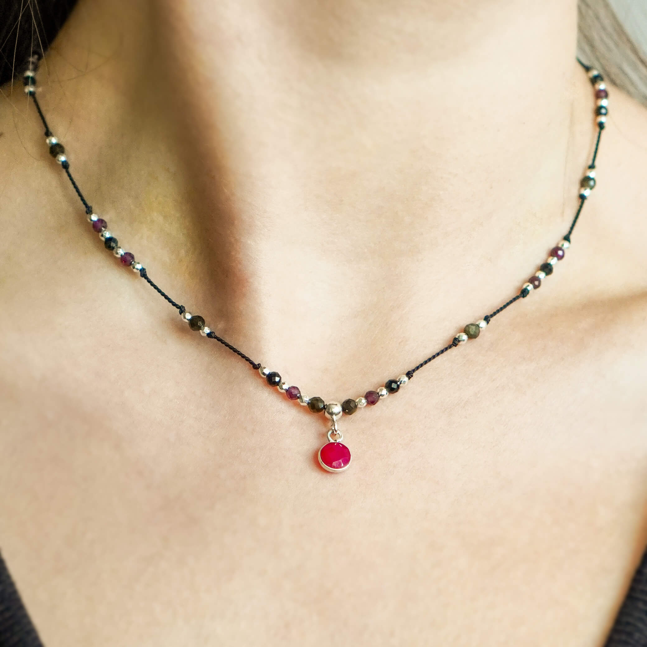 Naszyjnik boho na czarnej nici z chalcedonem fuksja obsydianem i turmalinem