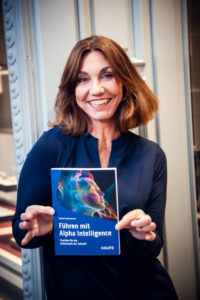 Führung steht heute zwischen technologischer Beschleunigung und menschlicher Sehnsucht nach Orientierung. In meinem aktuellen Buch zeige ich, warum klassische Kompetenzen nicht mehr genügen – und wie Alpha Intelligence als Zusammenspiel aus Selbstführung, Beziehungsstärke, digitaler Souveränität, Resilienz und Synergie eine neue, zukunftsfähige Führungs-DNA formt.