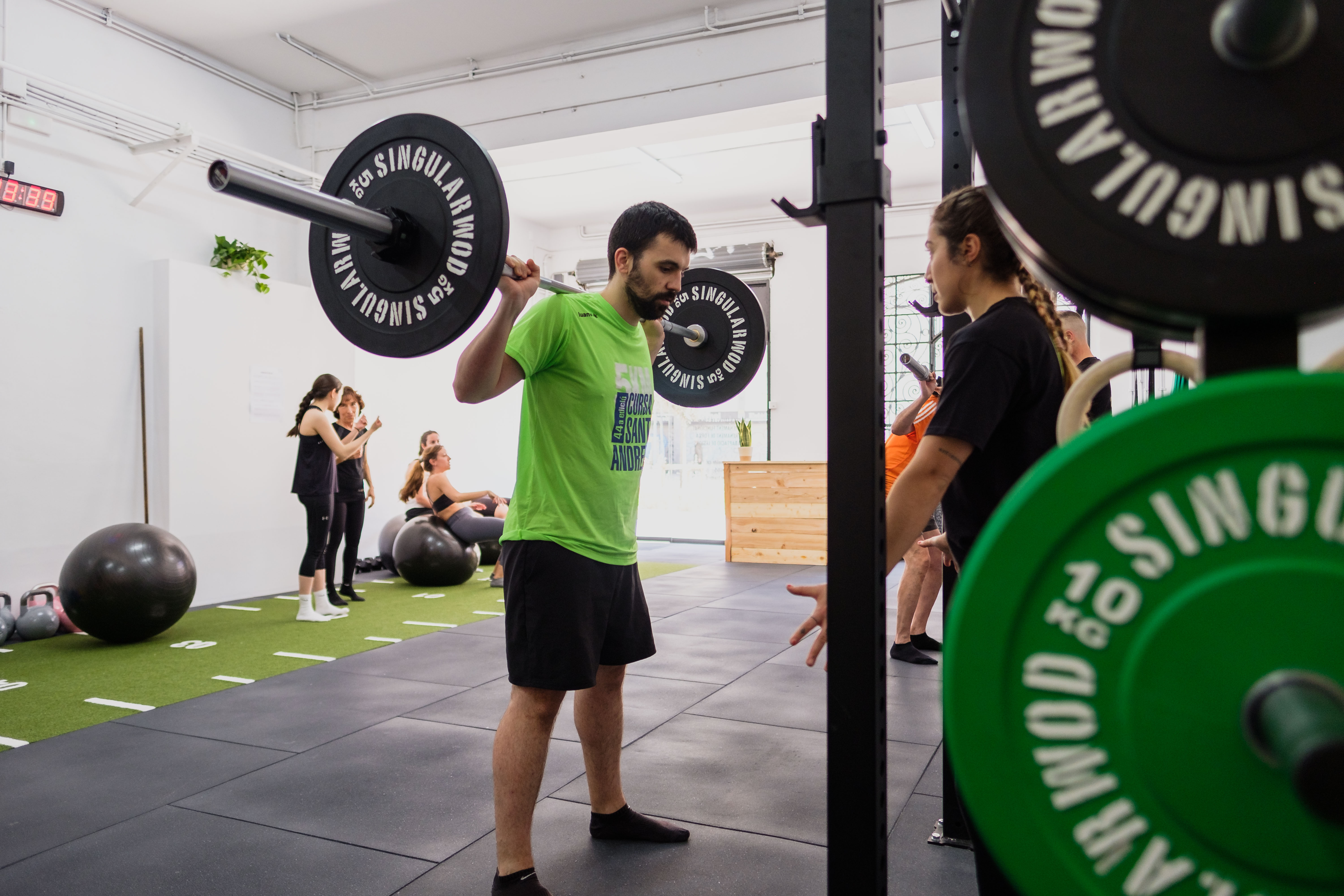 Clase STRENGTH ONE en One Life Training para desarrollar fuerza y técnica en el gimnasio de Gràcia, Barcelona.