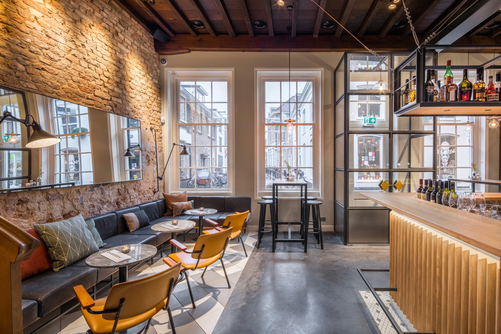 Positive Space, Madonna - lounge zitjes richting hof