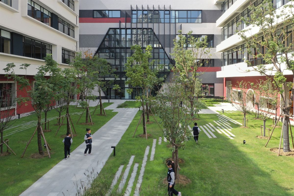 專業學校園藝設計及校園景觀工程，提供現代化綠化方案與戶外地台規劃，打造優質校園生活與學生戶外活動空間。