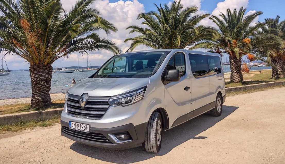 Samochód z wypożyczalni podczas podróży