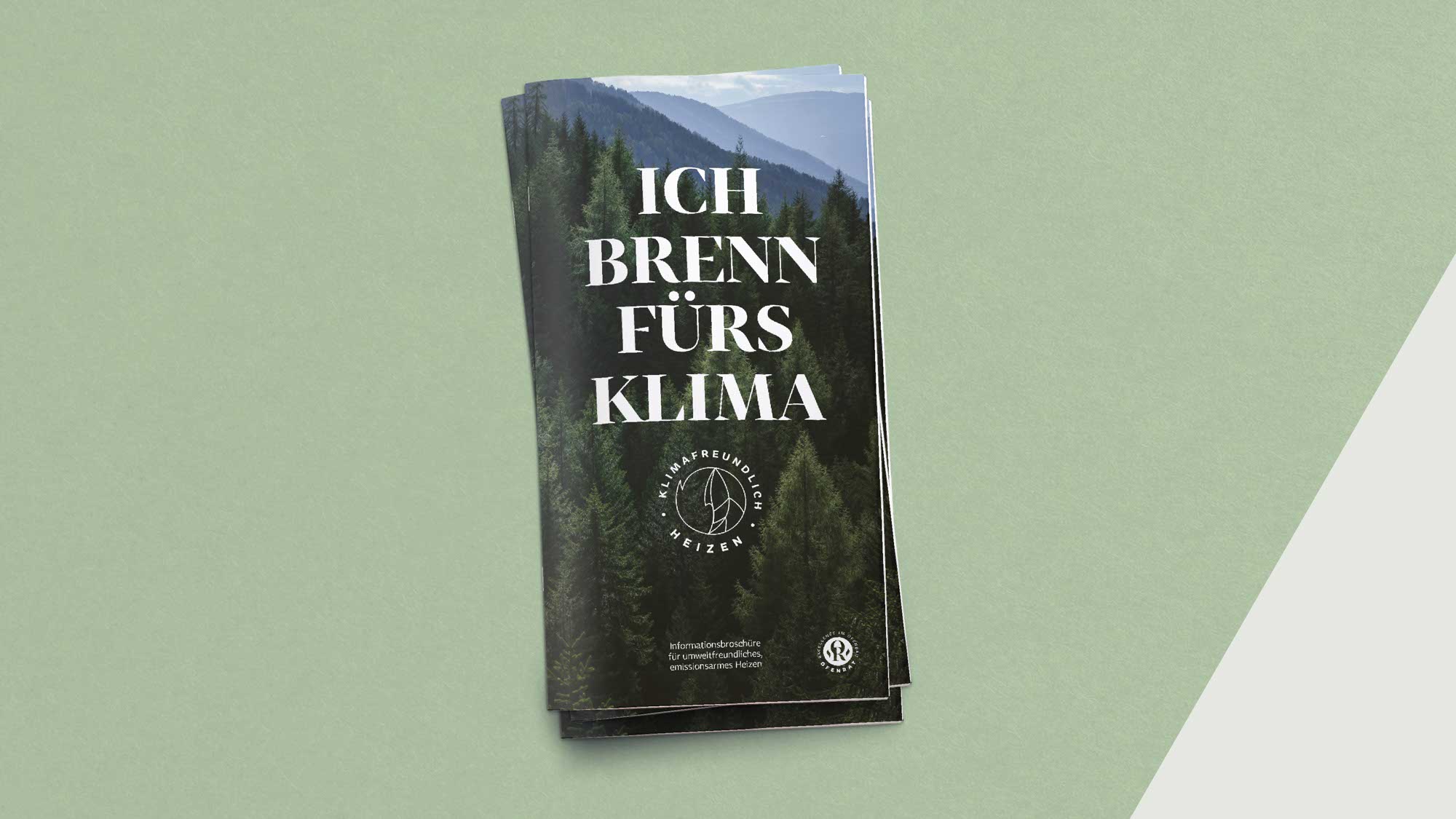 Titelseite der Ofenrat-Broschüre – emotionales Editorial Design rund ums klimaneutrale Heizen