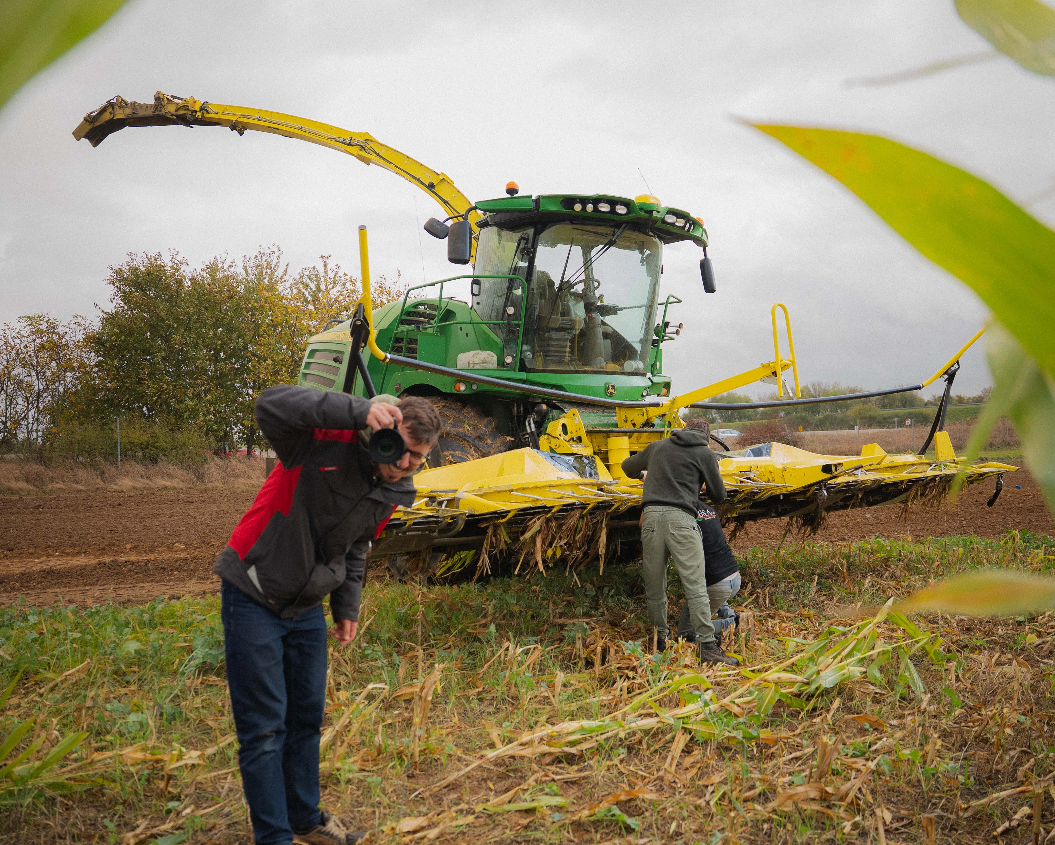 Black and white image of people working at a table with laptops, showing hands gesturing during discussion of digital content displayed on screens, with fabrica® logo in the corner.