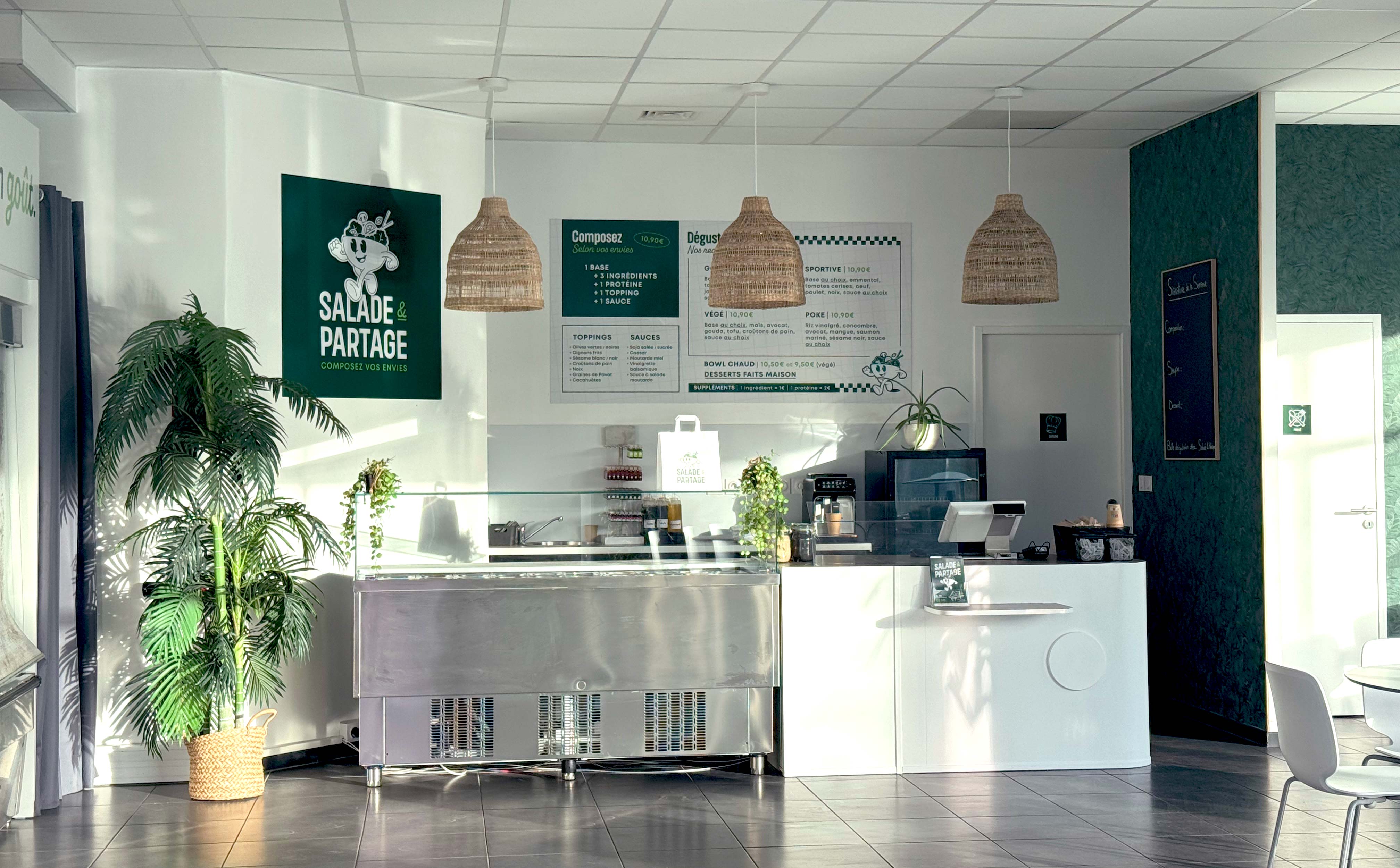 Intérieur du restaurant Salade & Partage, signalétique menu et PLV