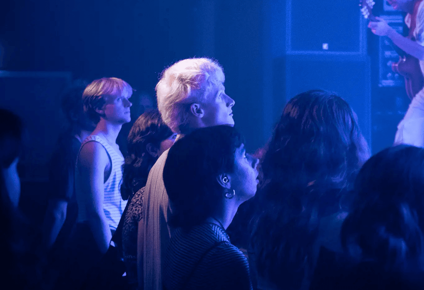 Koncertgængere kigger mod scenen til Culture Kicks Back.