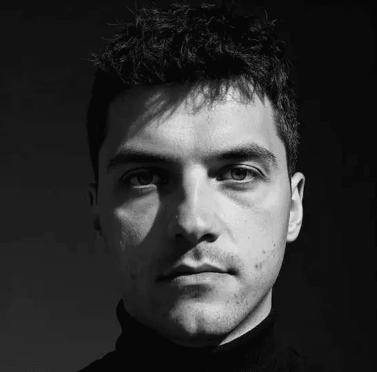 Web designer freelance che progetta siti web chiari, moderni e funzionali