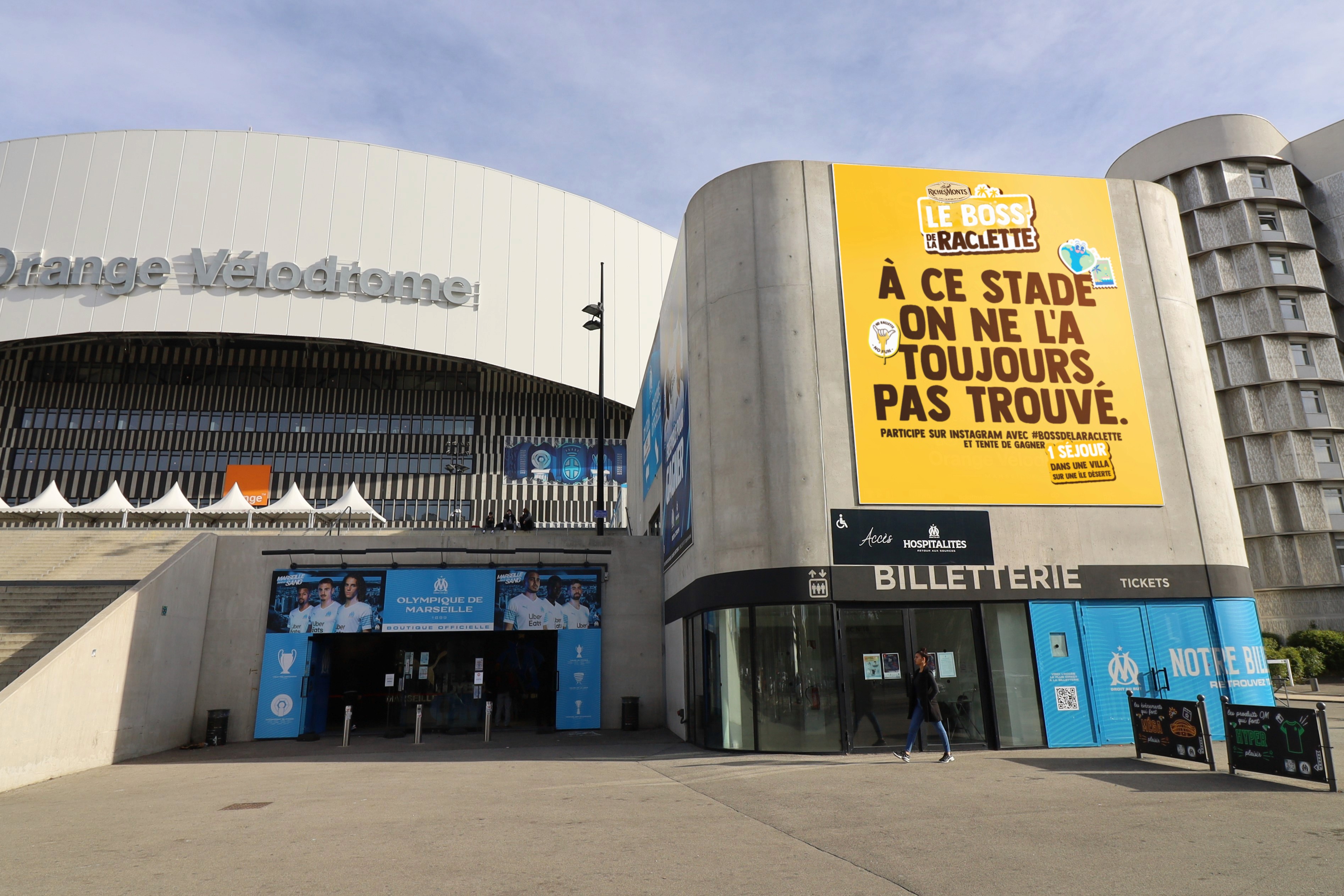 Man wearing VR glasses