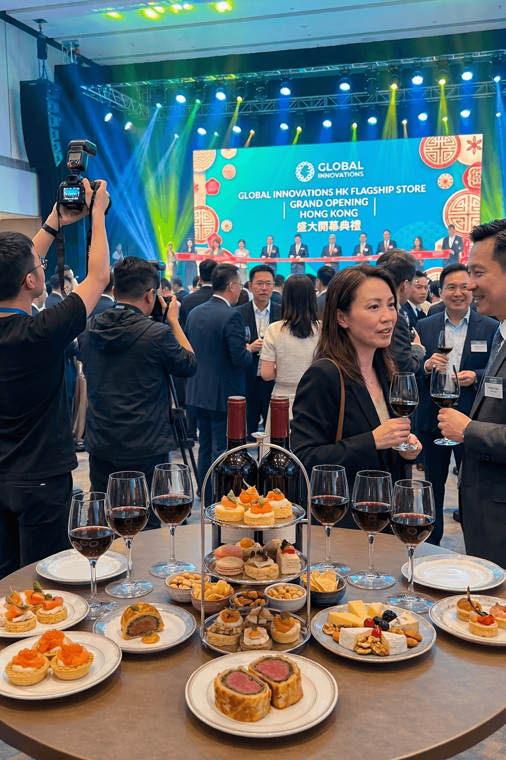 旗艦定制開幕盛典，大型舞台與沉浸式燈光配合媒體採訪區，為品牌旗艦與重磅開張製造高曝光 Flagship grand opening gala with large immersive stage, media interview area and VIP guests to maximise visibility for major brand launches 旗艦店開幕盛典 媒體曝光 開張活動策劃