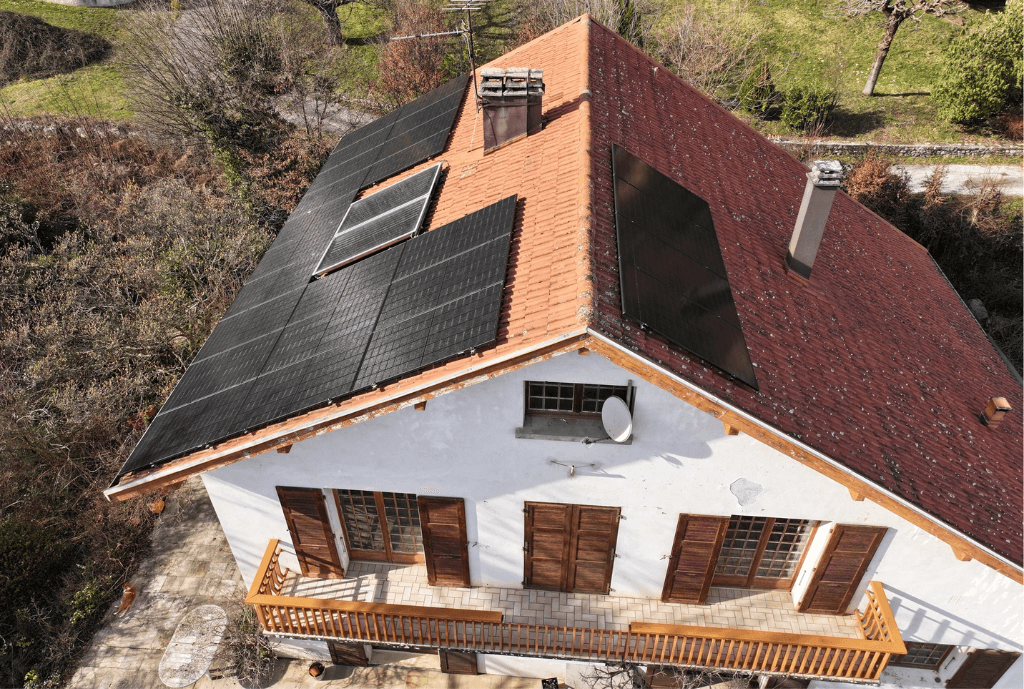Photo d'un toit d’une maison à Saint-Ismier équipée de panneaux photovoltaïques dont l'installation a été faite par Solarock.