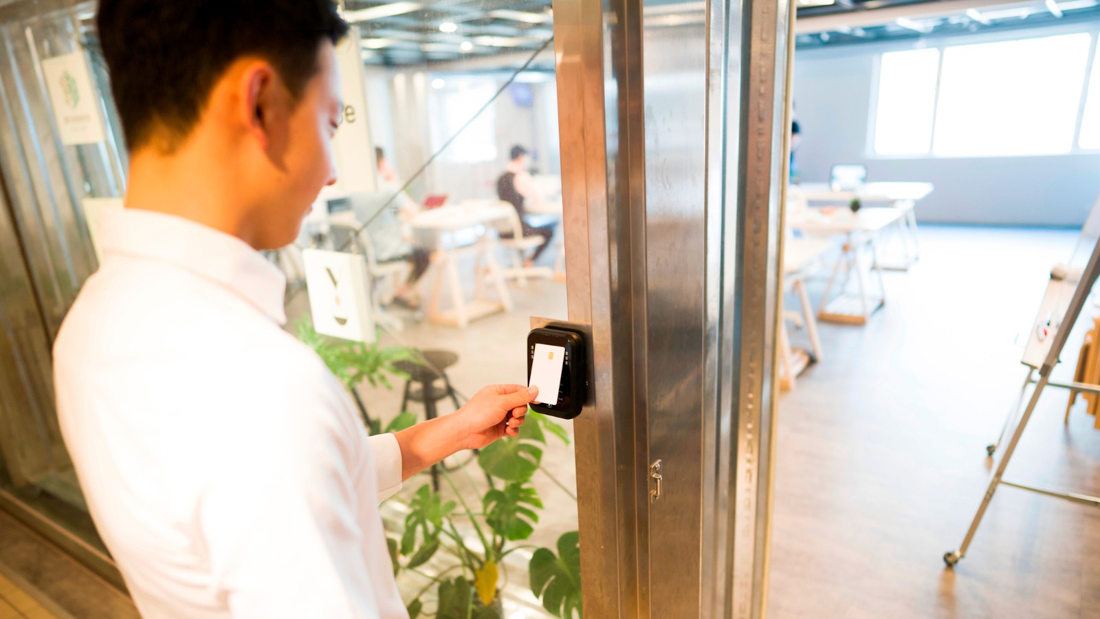 Un trabajador entrando de manera segura a su estación de trabajo gracias a los llaveros RFID