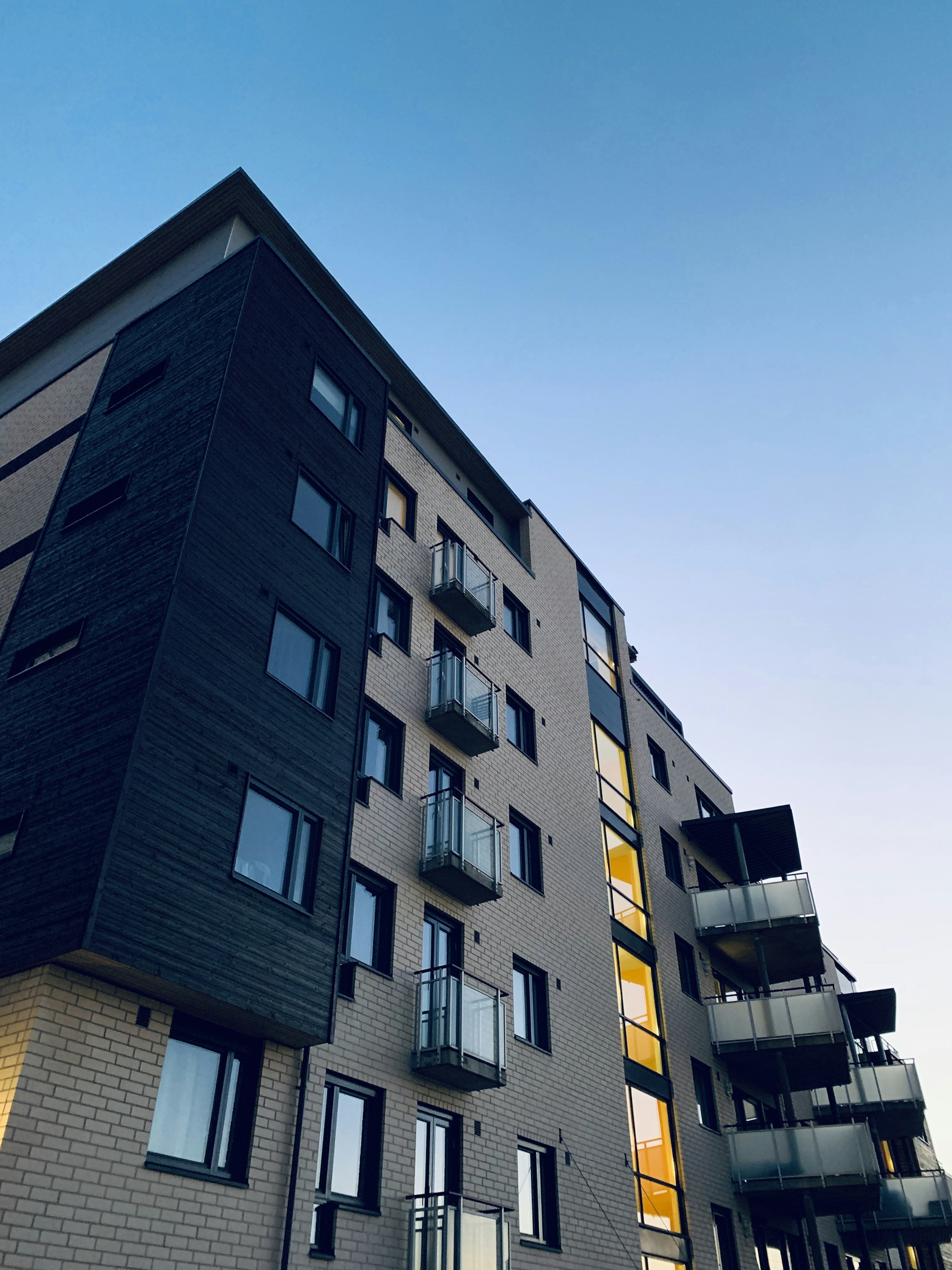 Fassade eines modernen Mehrfamilienhauses