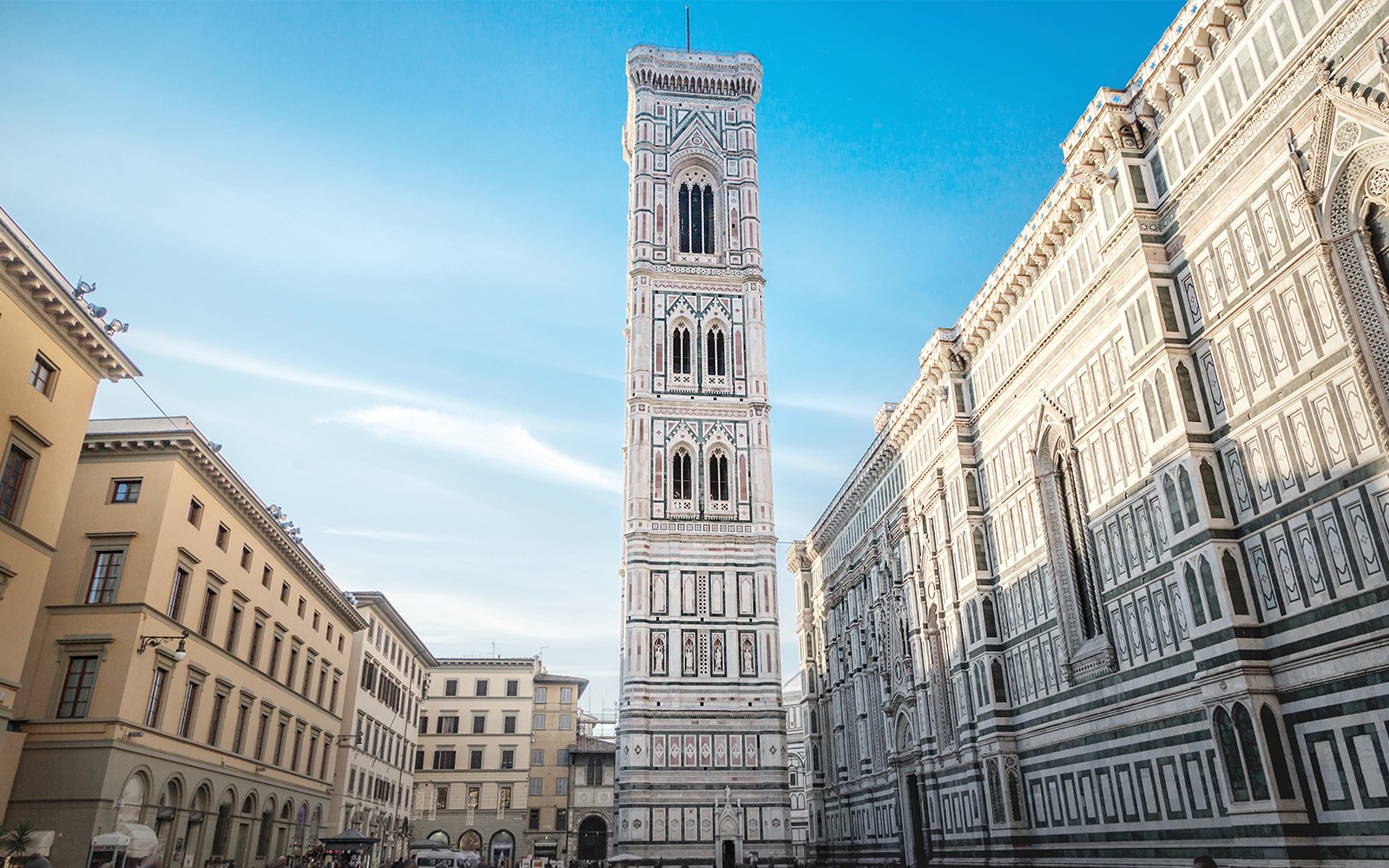 作为“佛罗伦萨一日游”中的一部分，参观佛罗伦萨大教堂旁的乔托钟楼。
