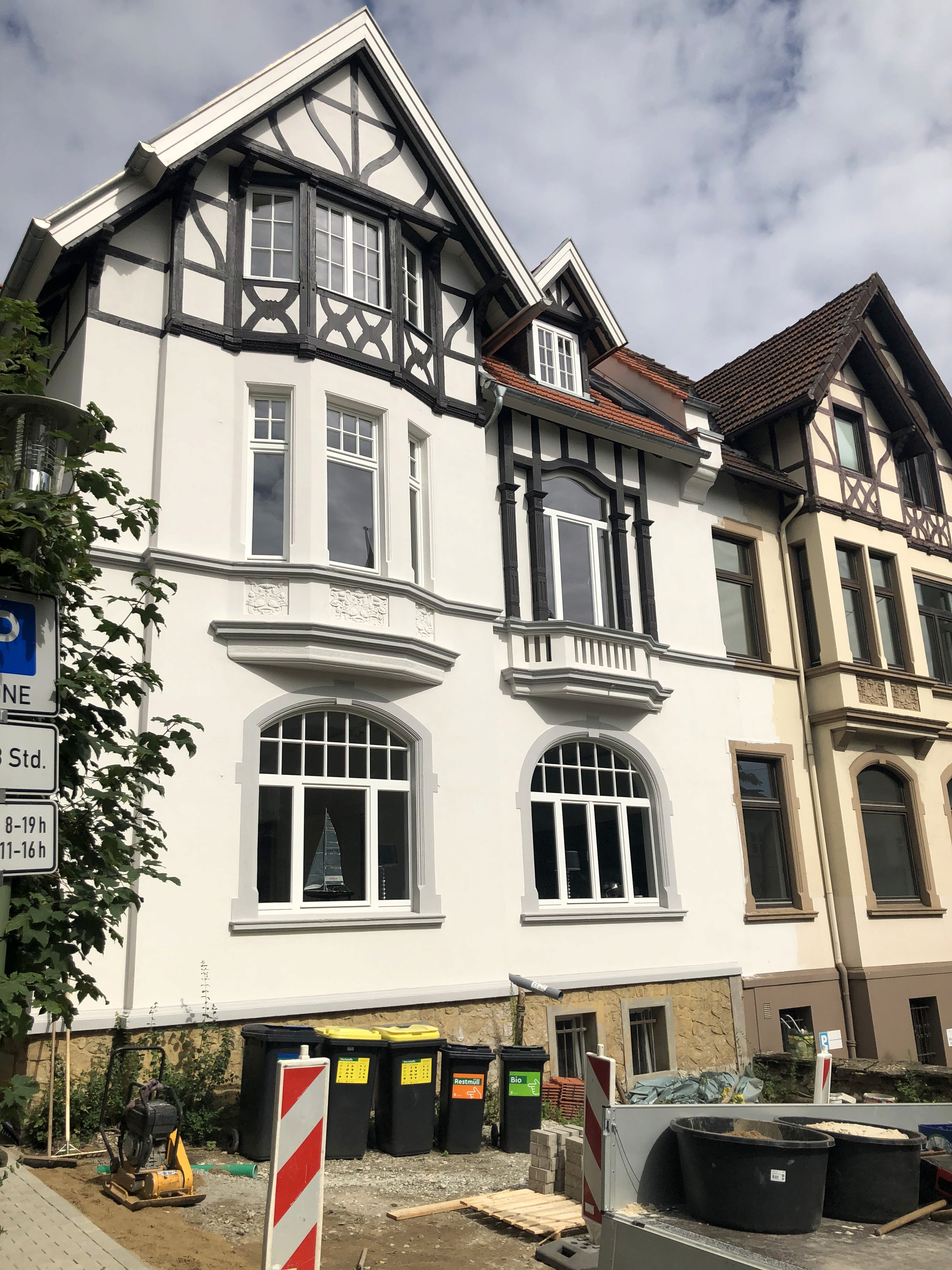 Renovierte Außenfassade des sanierten Mehrfamilienhauses an der Regerstraße mit moderner Aufstockung