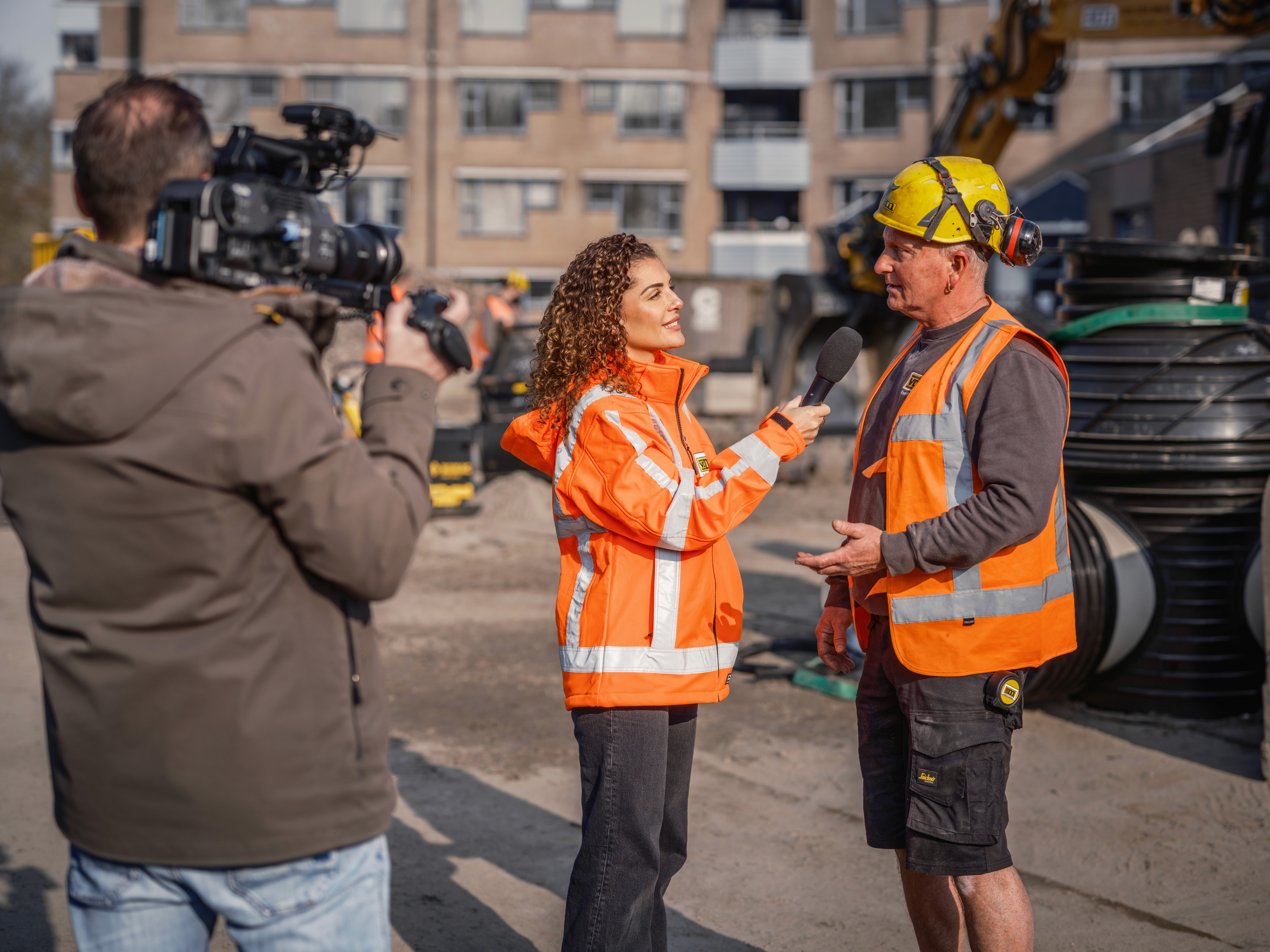 Johanna Gruijters interviewt een medewerker in de bouw bij Van der Meer waar ze haar werkte.