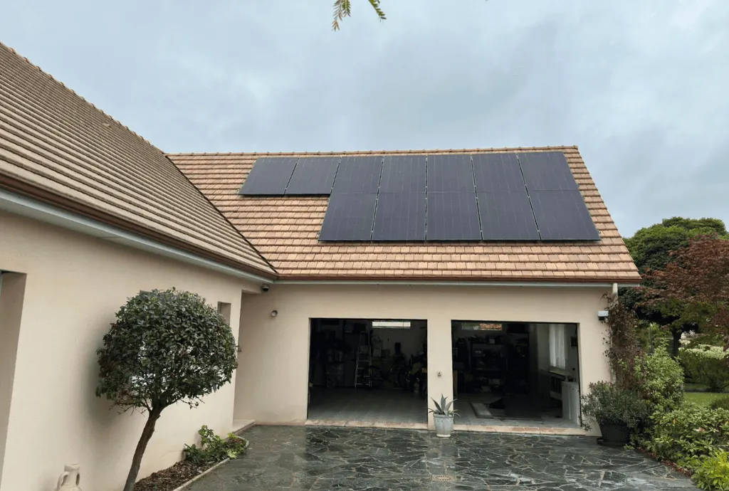 Photo d'une maison en Normandie équipée de panneaux solaires dont l'installation a été faite par Solarock