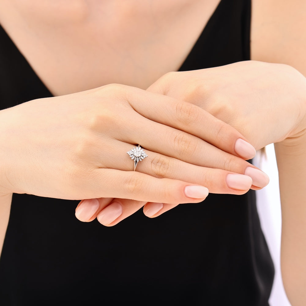 Assos 0.19 Karat G SI1 Baget Pırlanta Beyaz Altın Yüzük