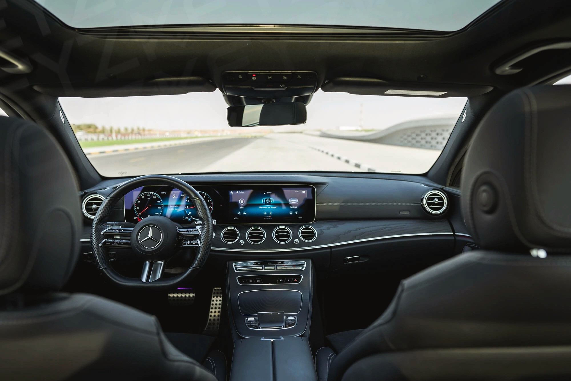 Vue interieur Mercedes E300 Noir – Location Berline à Dubaï | Keyz Rent