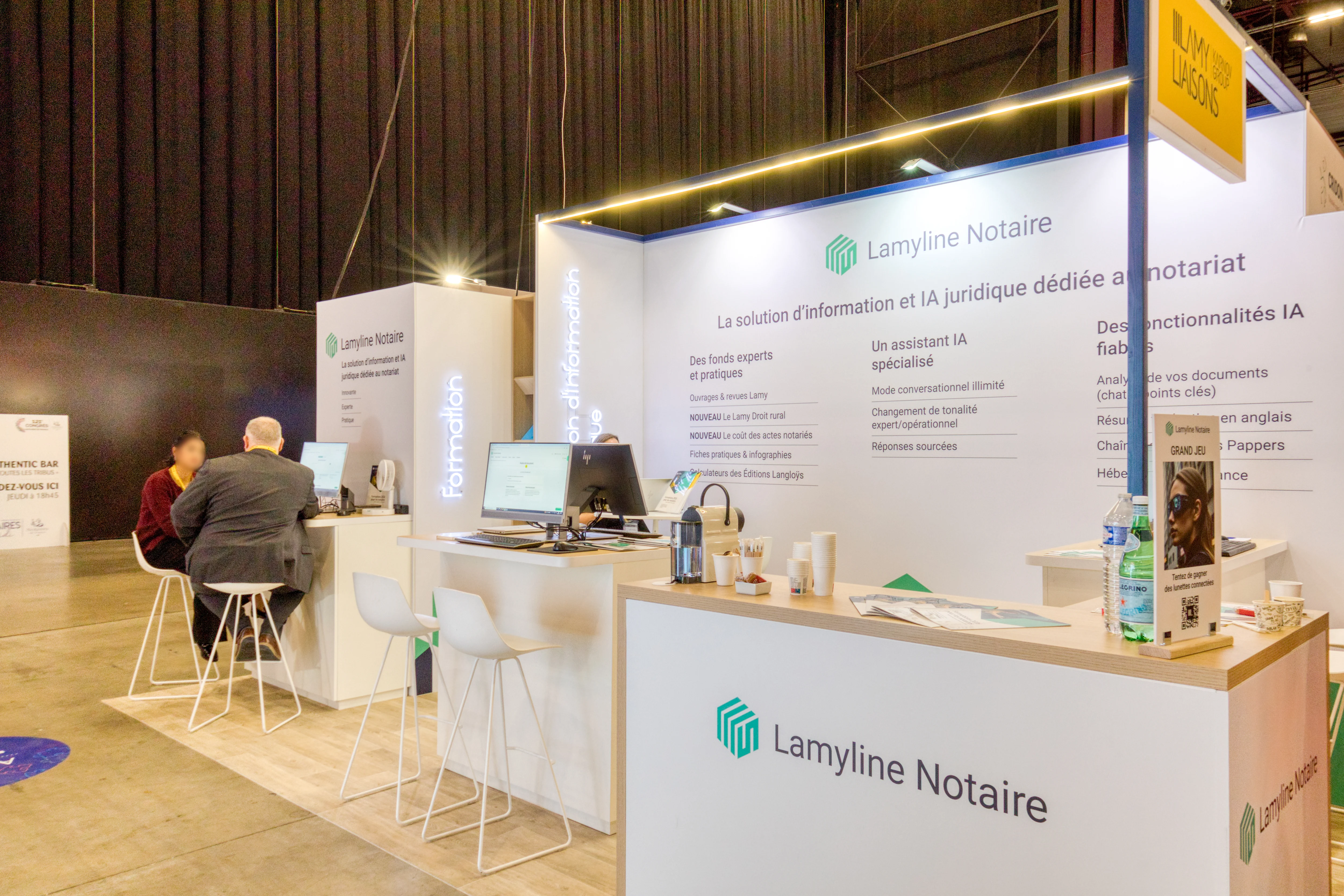 stand Cridon Lyon et Lexbase au Congrès des Notaires 2025 avec visuels chronologiques et tables hautes en bois