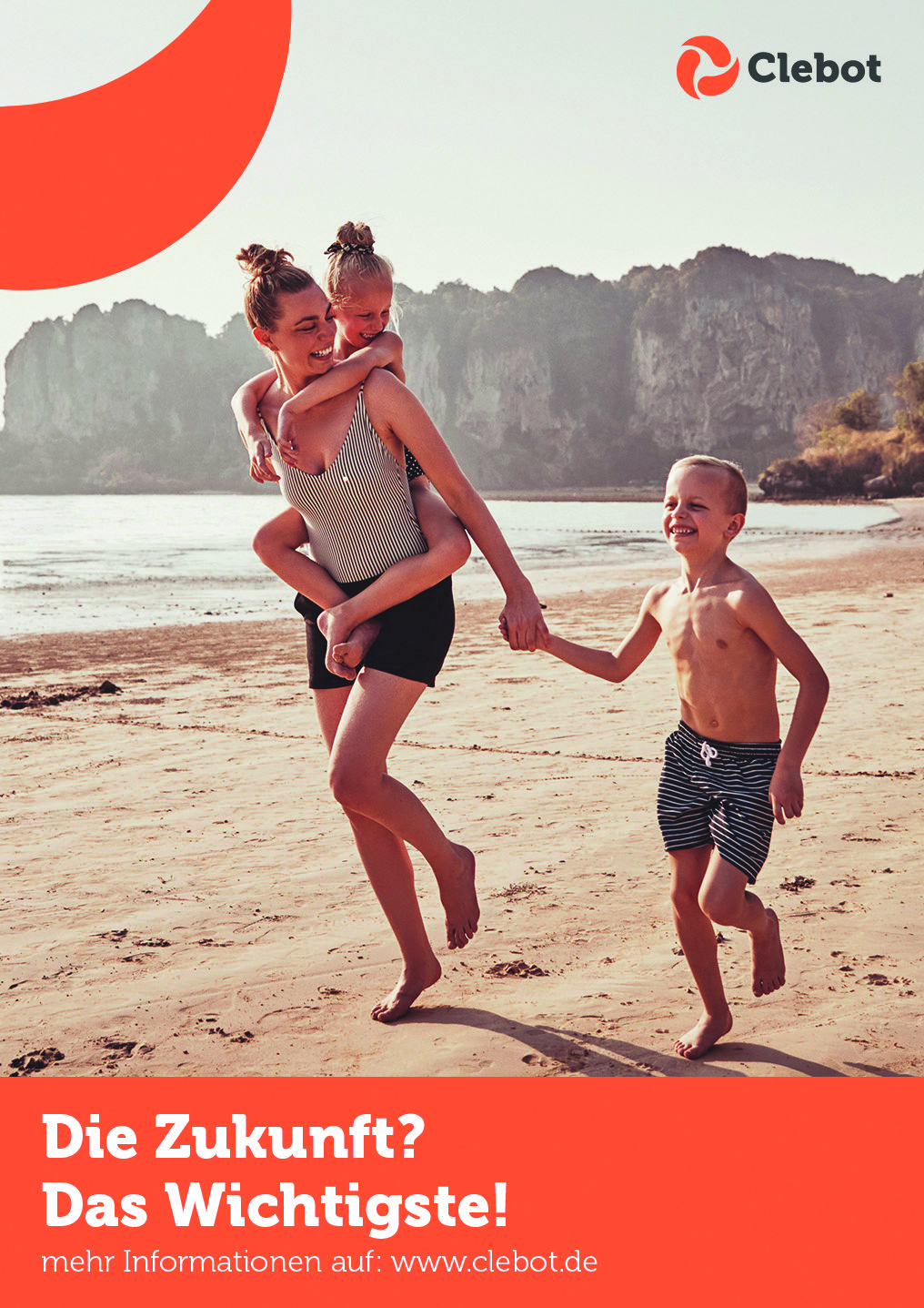 Kampagnenmotiv für Clebot mit Familie am Stand und nachhaltiger Botschaft