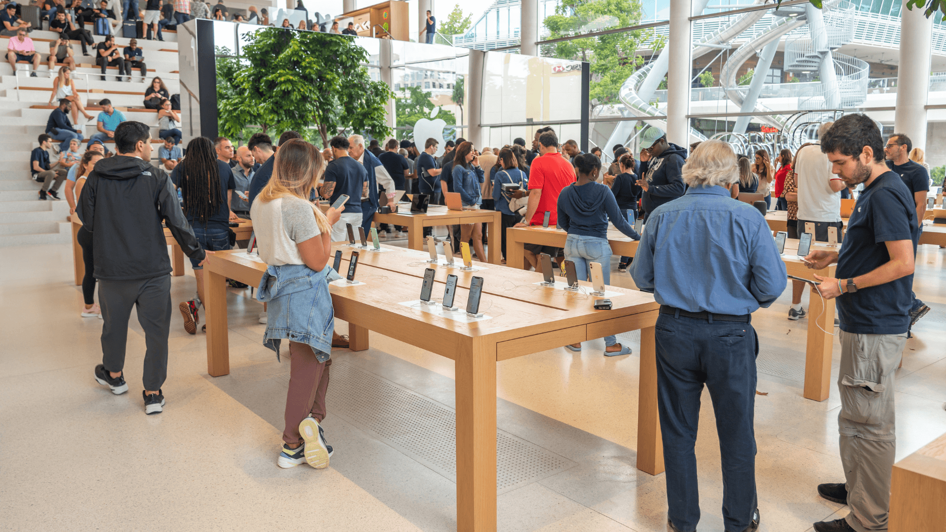 Apple emphasizes on the in-store experience, renforcing their brand perception.