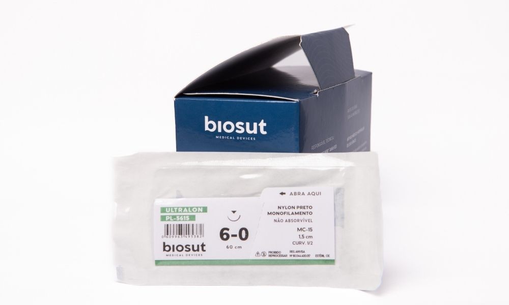 Caixa aberta de sutura cirúrgica Ultralon com um envelope de sutura apoiado