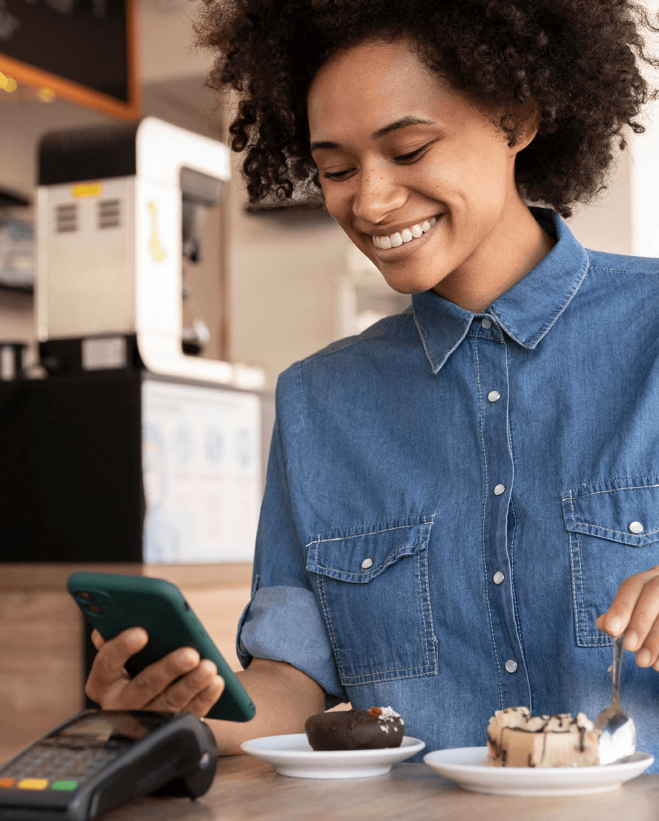 Usuário interagindo com o aplicativo no smartphone, representando economia e experiência digital da Metha Energia